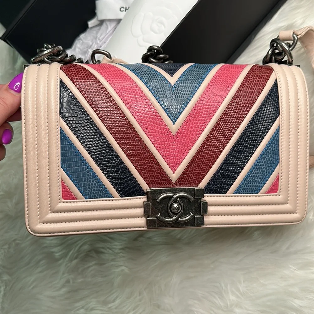 Chanel Exotic Lizard Chevron Pattern. Pale pink leather, LIMITED EDITION - Picture 10 of 10